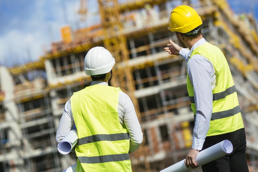 uomini che lavorano in cantiere