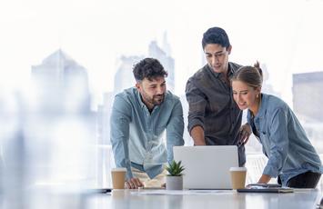 gruppo ragazzi laptop