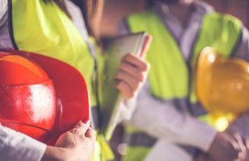 ispettori con caschetti 