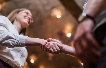 uomo e donna che stringono la mano
