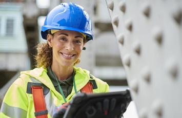 sicurezza lavoro donna con caschetto