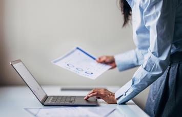 donna con report Bureau Veritas