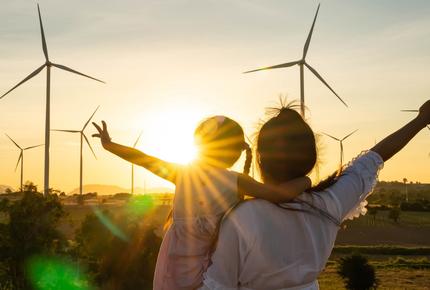 donna con mabina pale eoliche