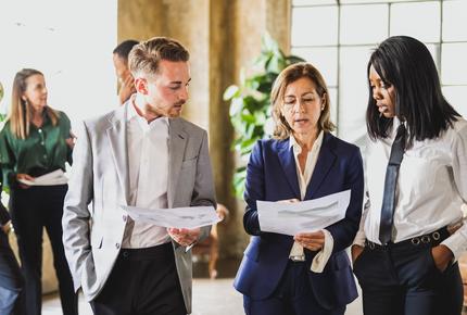 colleghi che parlano ad un evento