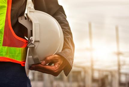 operaio vicino impianti con casco