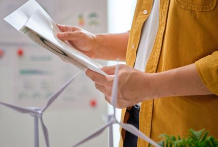 Uomo che consulta dei report sostenibilità