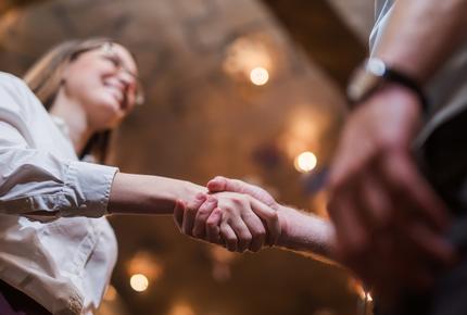 uomo e donna che stringono la mano