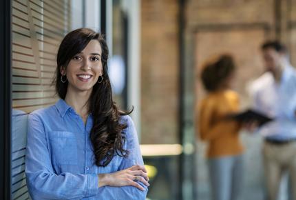 Giovane donna in ufficio parità di genere
