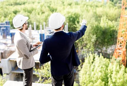 ingeneri al lavoro in un cantiere