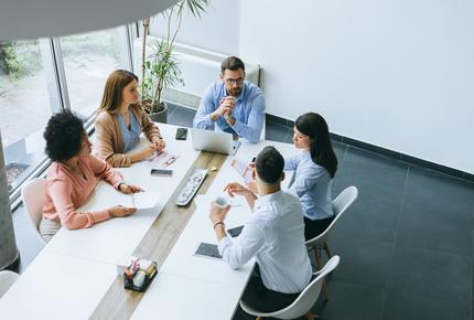 gruppo di colleghi che parlano di Sistemi di Gestione